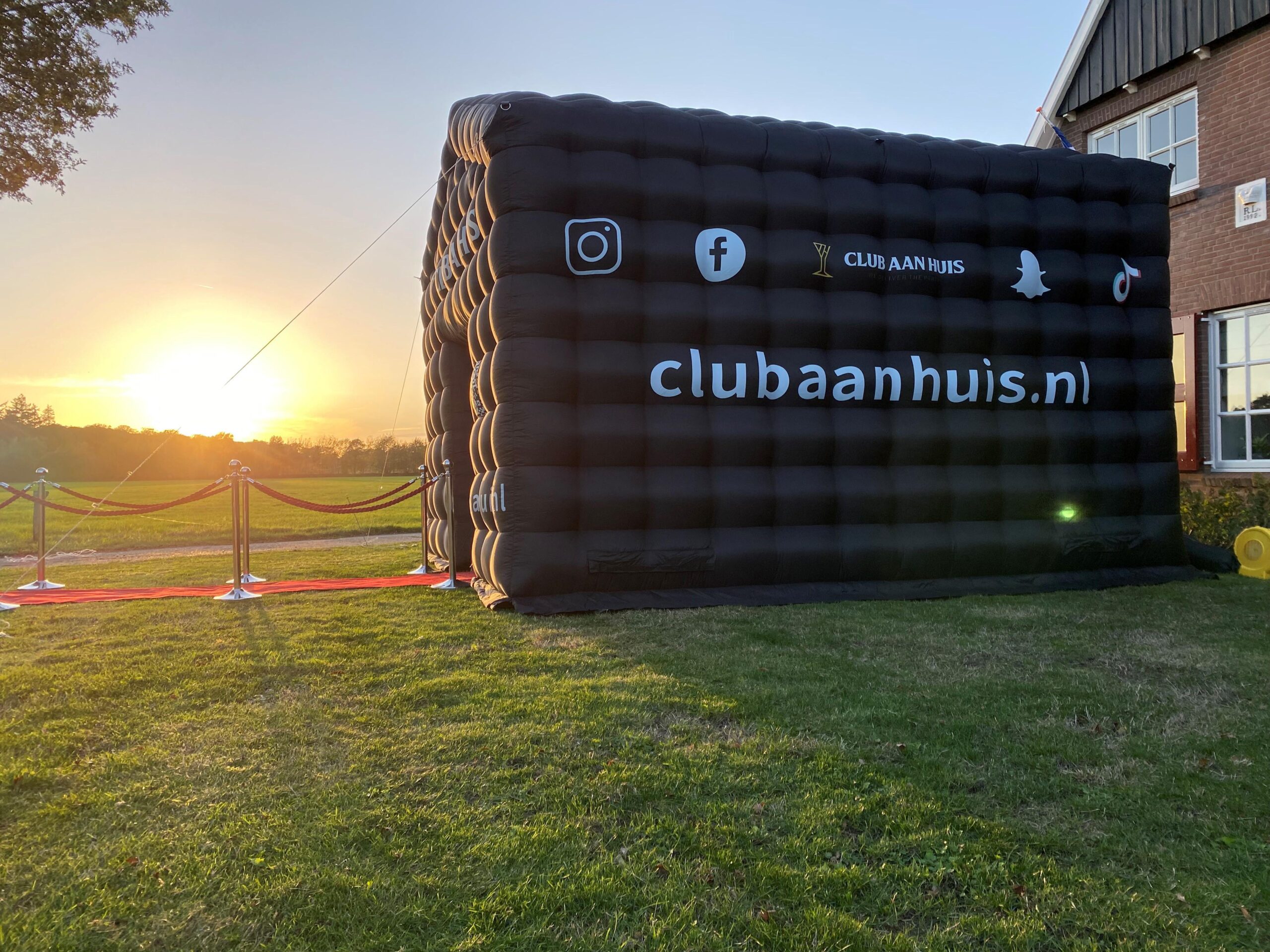 Discotent huren Opblaasbare discotent met rode loper - Club Aan Huis Almelo