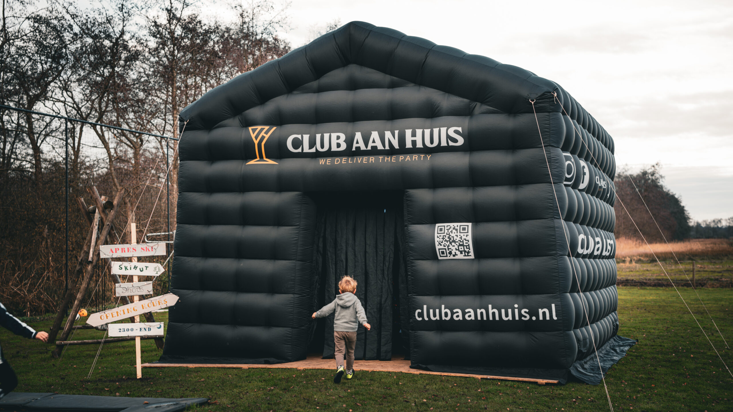 Opblaasbare partytent bij tuinfeest Opblaasbare partytent met kind - Club Aan Huis
