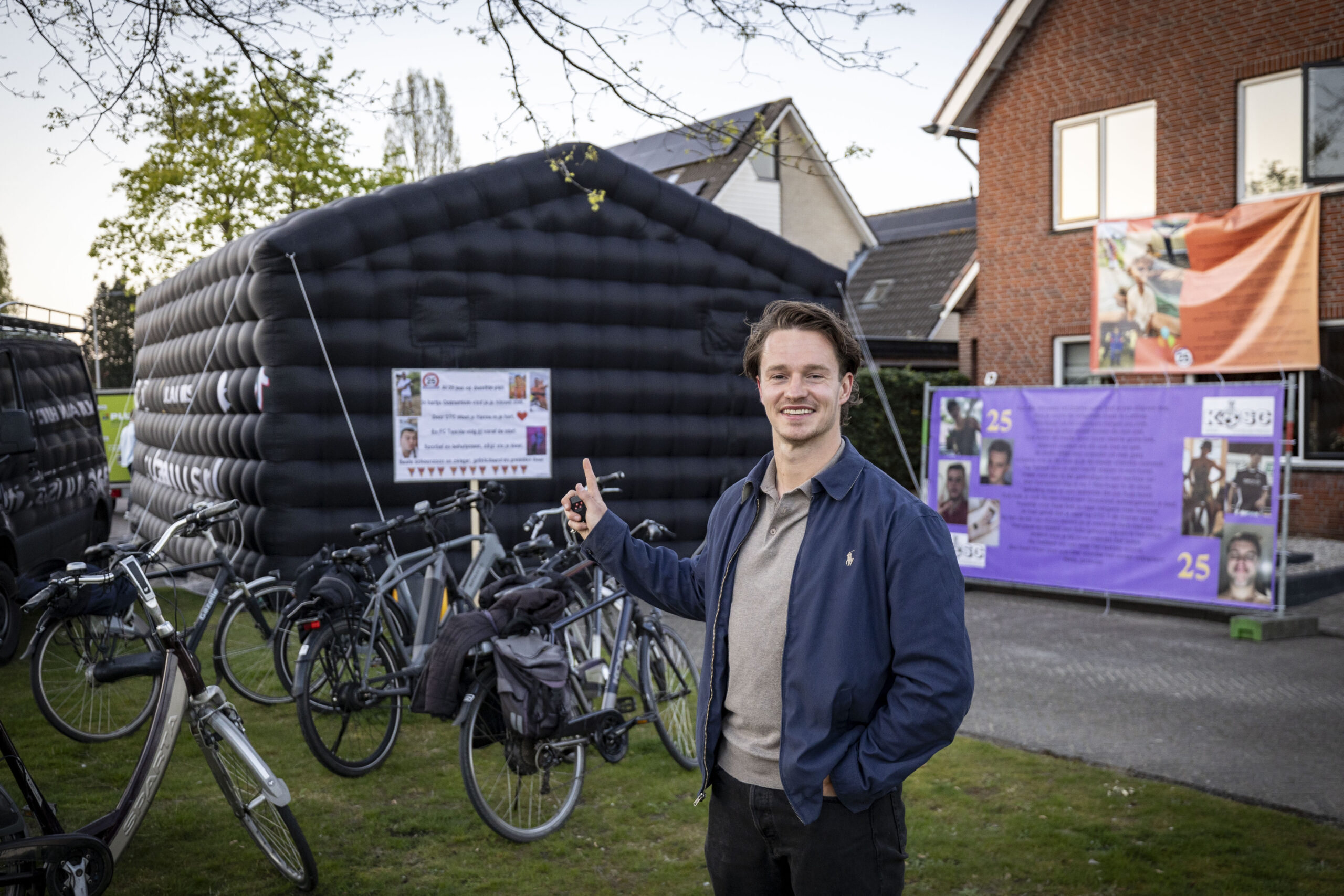 Club Aan Huis tent met eigenaar